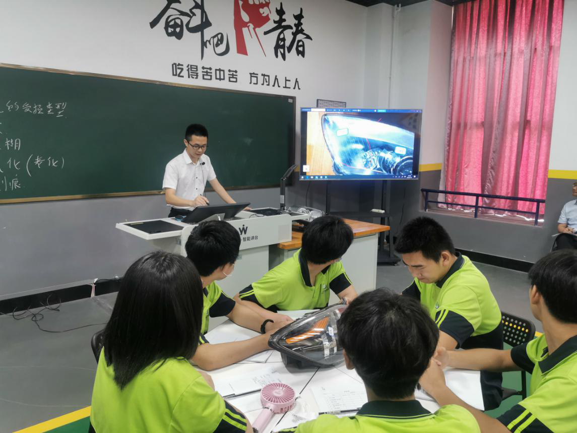 汽车工程系举行教学公开课暨现代教学模式研讨会(图1)